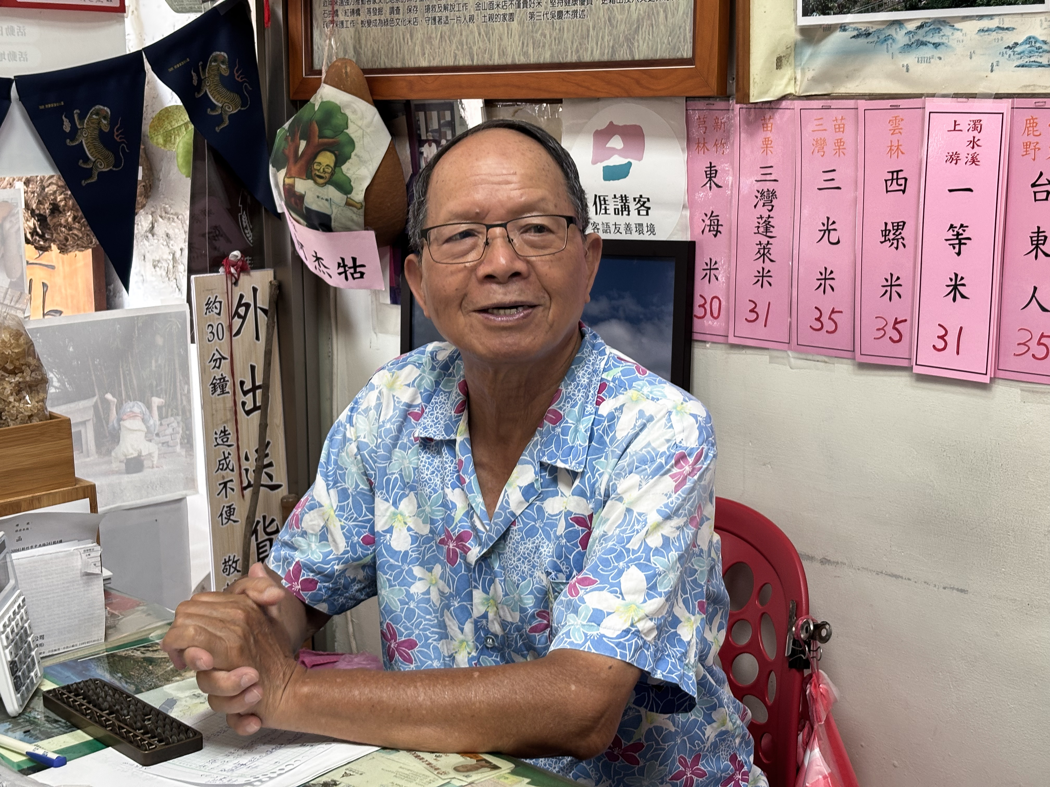 老闆吳慶杰向我們娓娓道來金山面米店的故事。