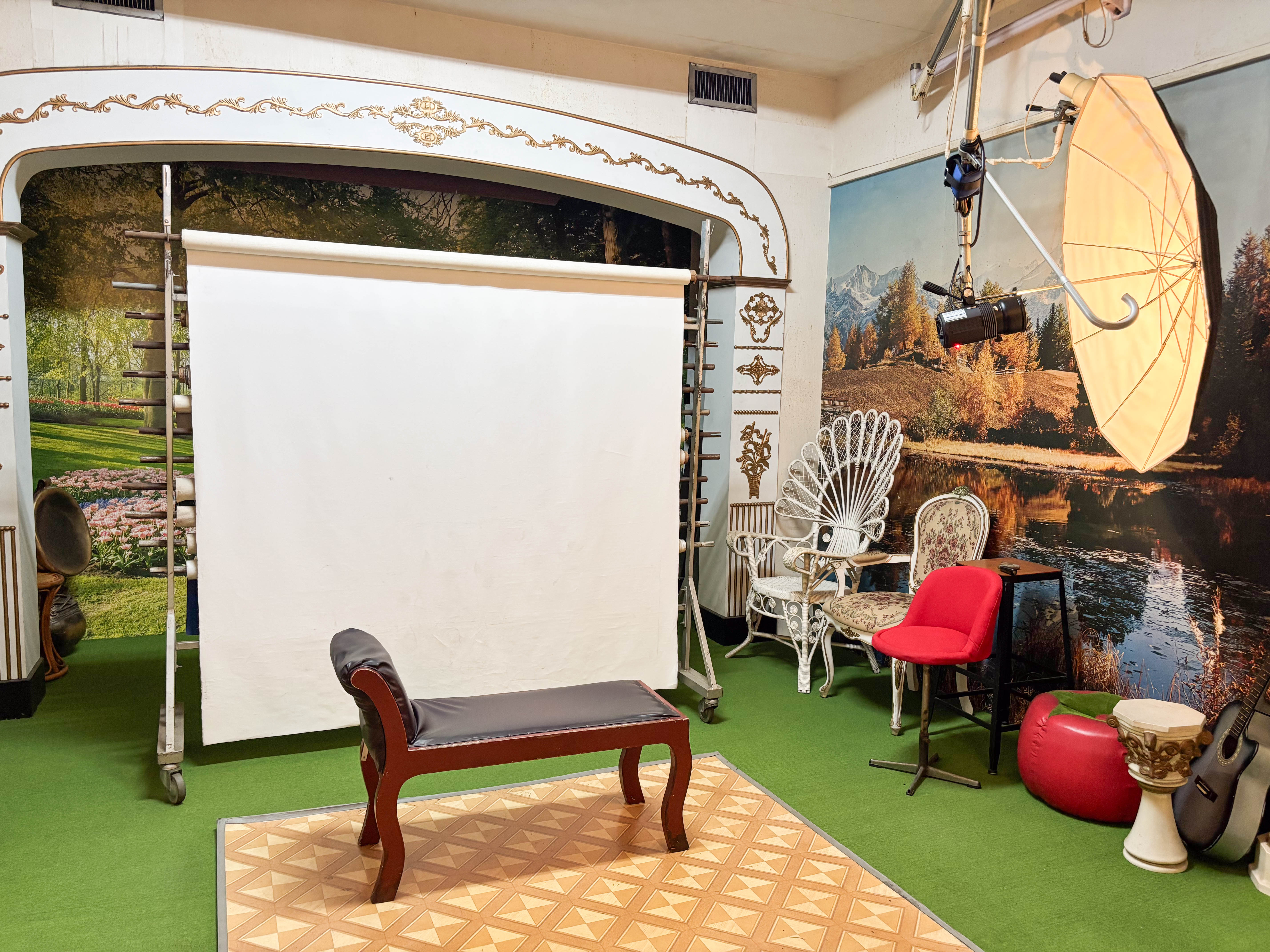 華光照相館內的傳統布景攝影棚