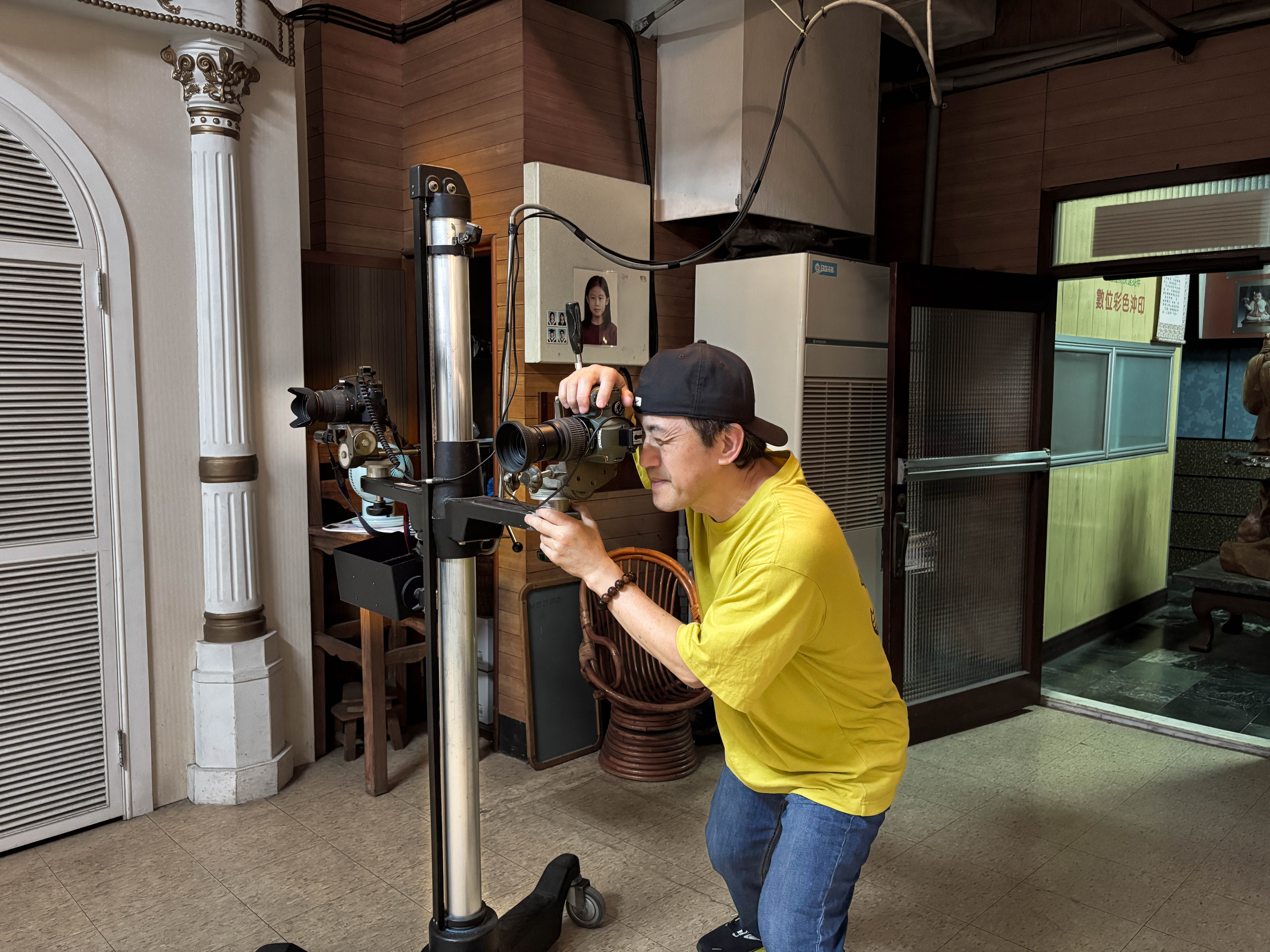 林祐銘專心地拍攝每一位顧客的相片