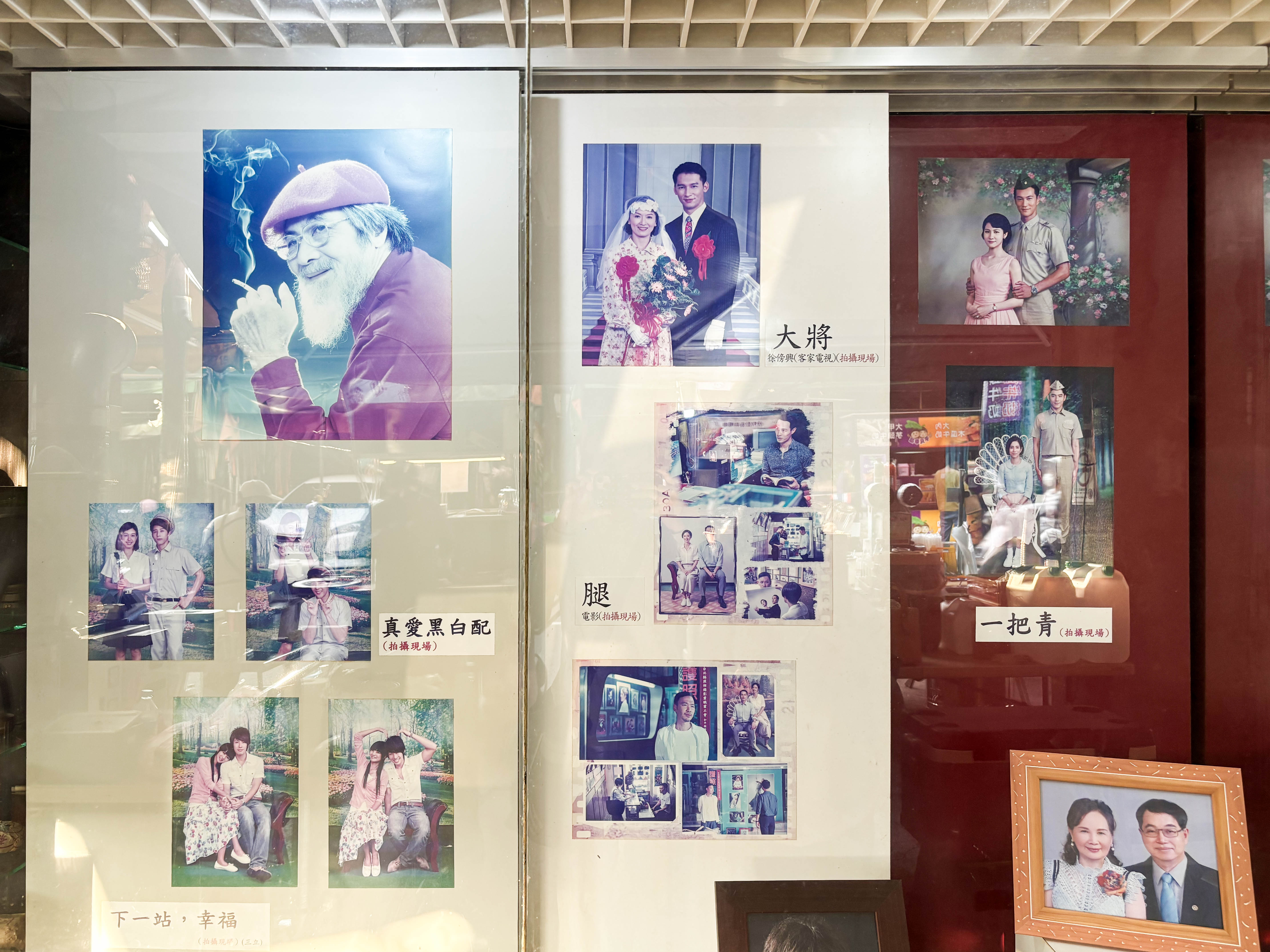 店門口張貼著偶像劇取景時留下的紀錄