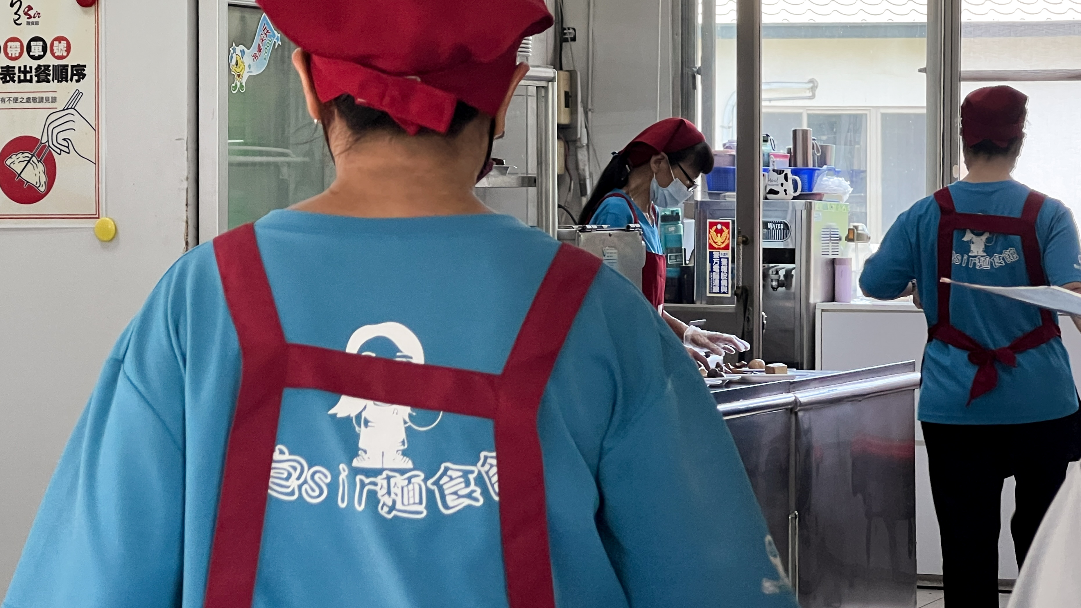 包Sir員工辛勤工作的模樣