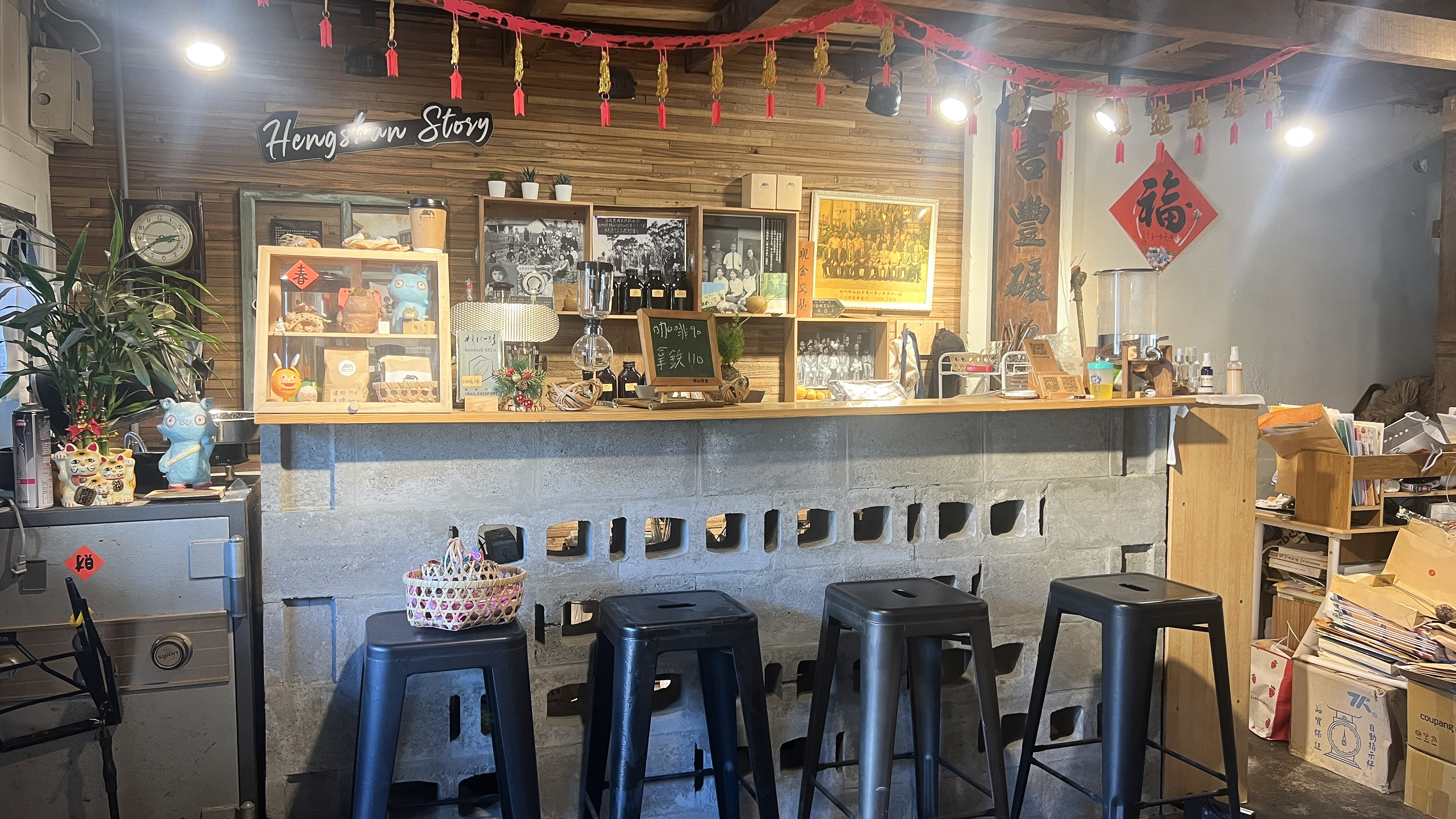 林祐德親手砌建的咖啡吧台。