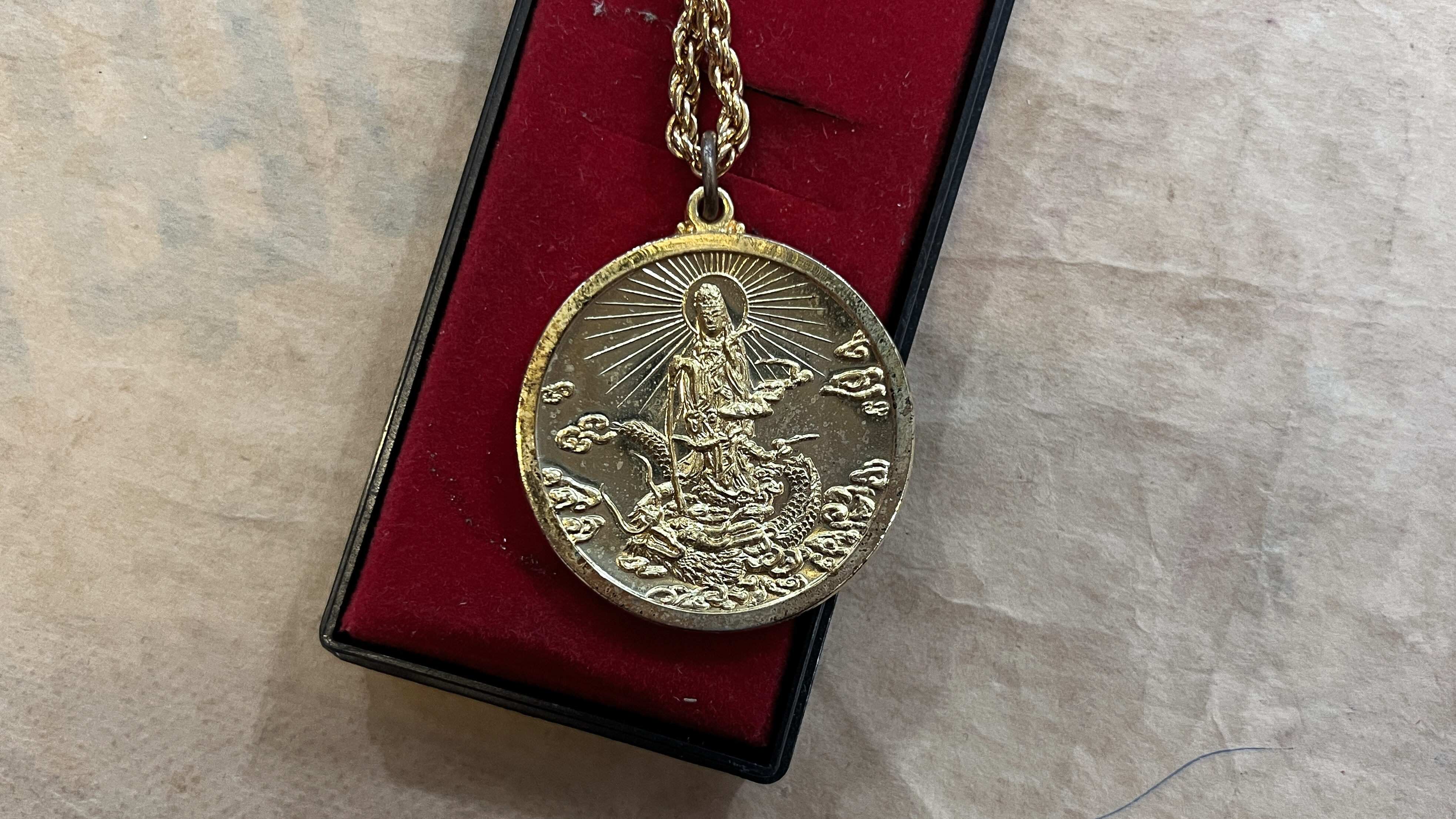 古源良年輕時親自設計壓模製成的獨特紀念章